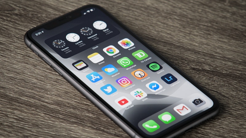 iPhoneの画面が勝手に暗くなる原因と直し方をやさしく解説｜今すぐ確認したい設定と対処法