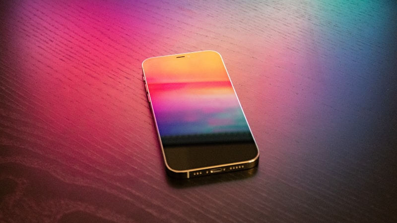 iPhoneの画面が勝手に暗くなる原因と直し方をやさしく解説｜今すぐ確認したい設定と対処法