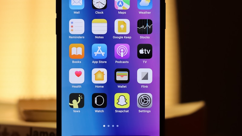 iPhoneの画面が勝手に暗くなる原因と直し方をやさしく解説｜今すぐ確認したい設定と対処法