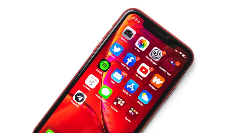 iPhoneの画面が勝手に暗くなる原因と直し方をやさしく解説｜今すぐ確認したい設定と対処法